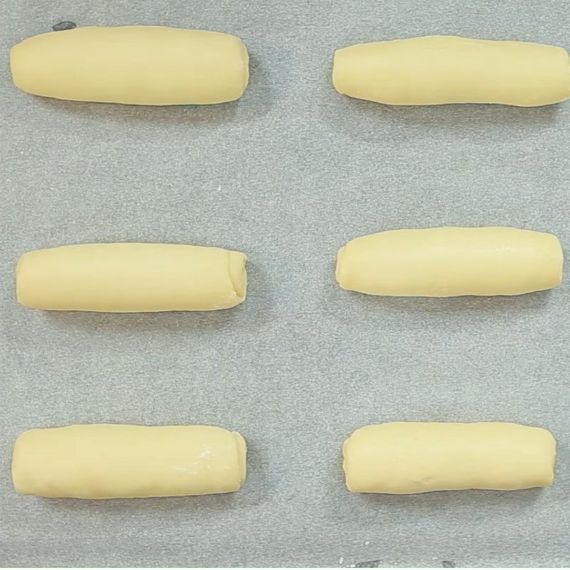 Bước 4 Cán và tạo hình bánh Bánh mì ngọt nhân hạt sen