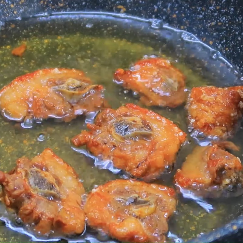 Bước 4 Chiên đuôi heo Đuôi heo chiên giòn