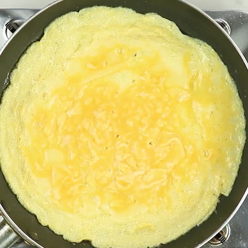 Bước 4 Chiên trứng Cơm cà ri xúc xích