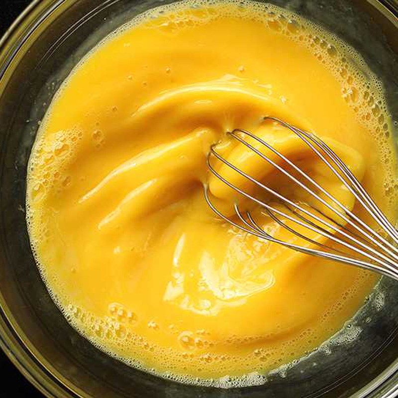 Bước 4 Chiên trứng Cơm cà ri xúc xích