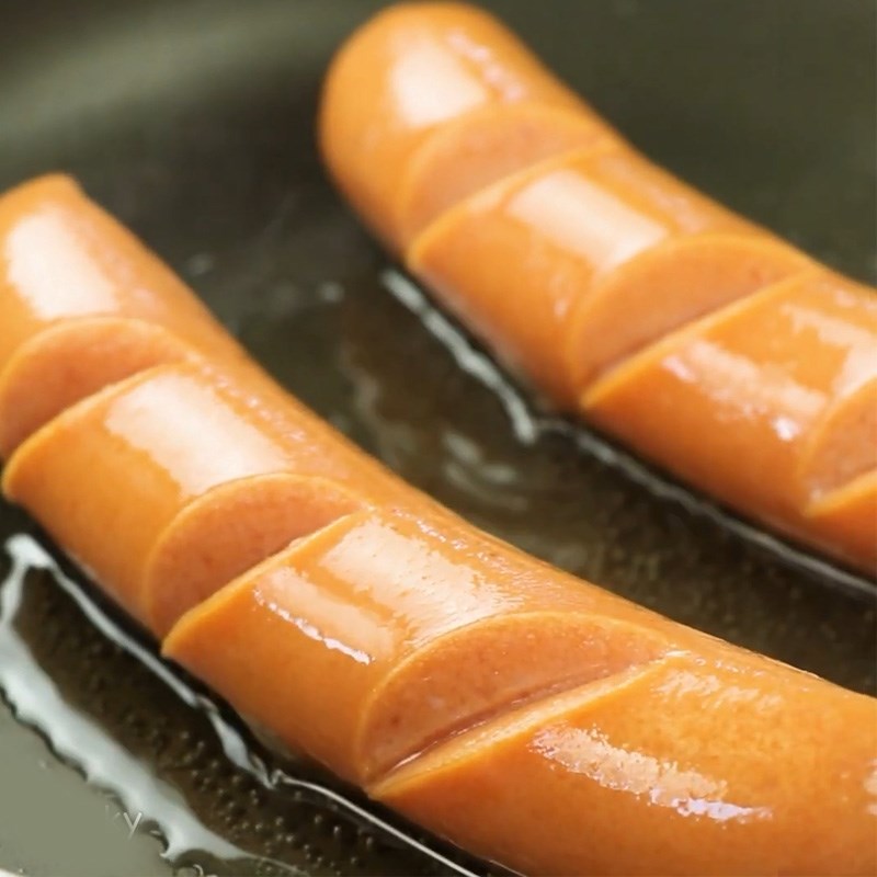 Bước 2 Chiên xúc xích Cơm cà ri xúc xích