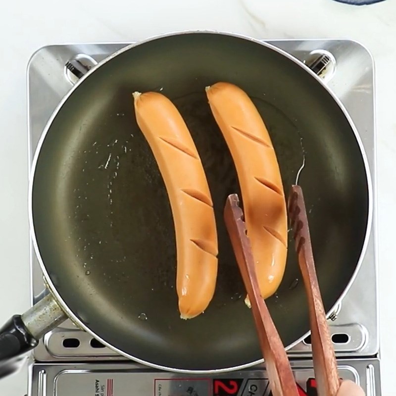 Bước 2 Chiên xúc xích Cơm cà ri xúc xích