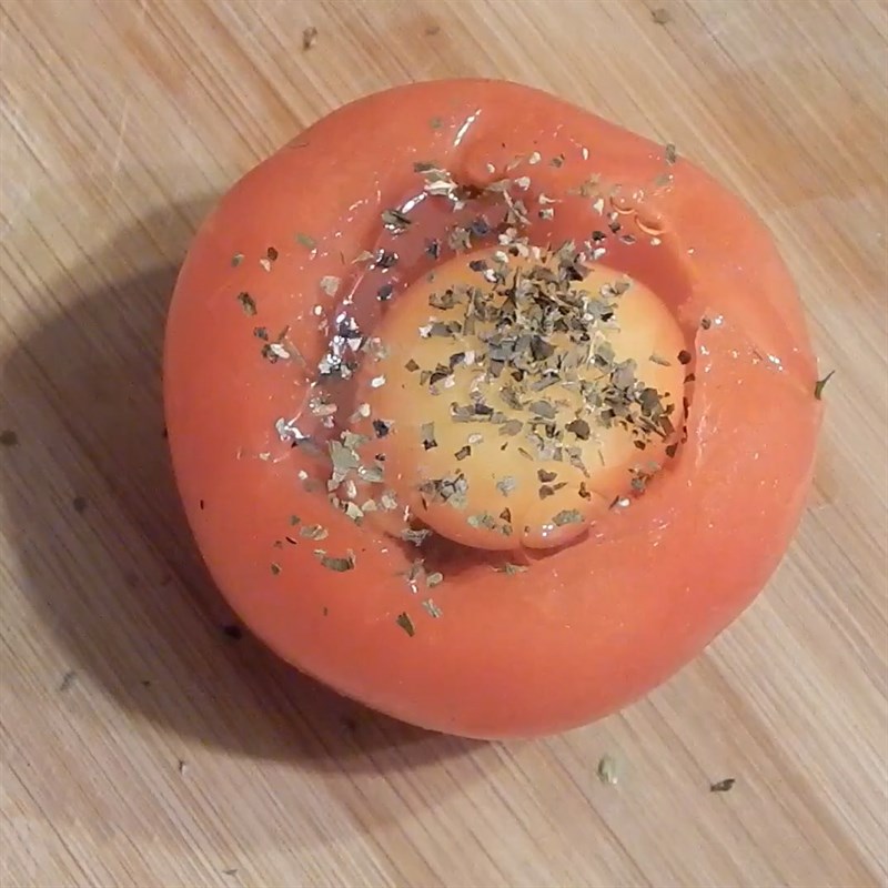 Bước 2 Cho trứng vào Cà chua nướng trứng
