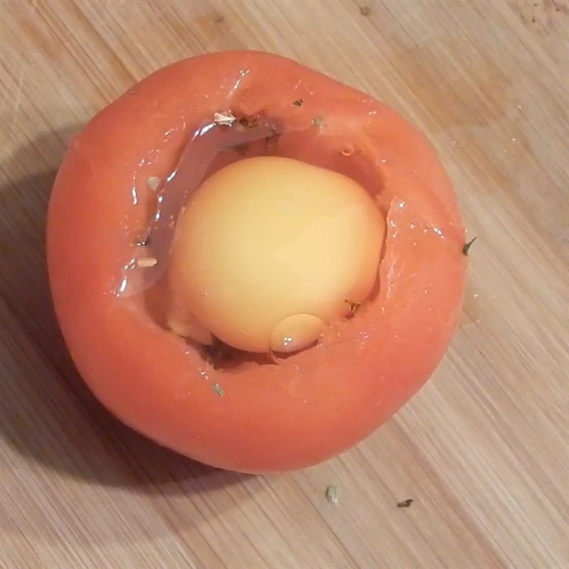Bước 2 Cho trứng vào Cà chua nướng trứng