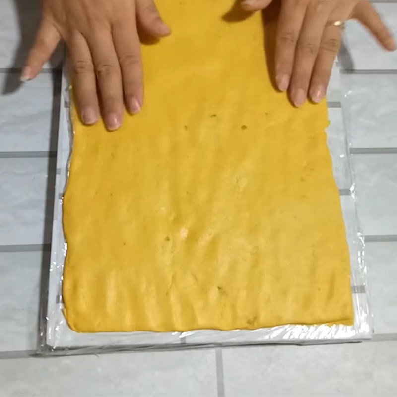 Bước 3 Cuộn bánh Bánh bí đỏ nhân đậu đỏ cuộn