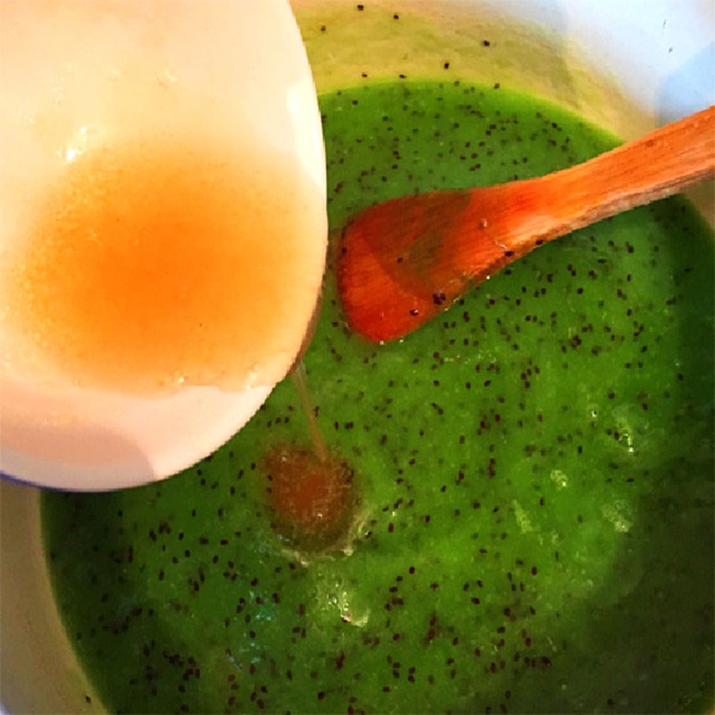Bước 2 Đun hỗn hợp kẹo Kẹo cuộn kiwi