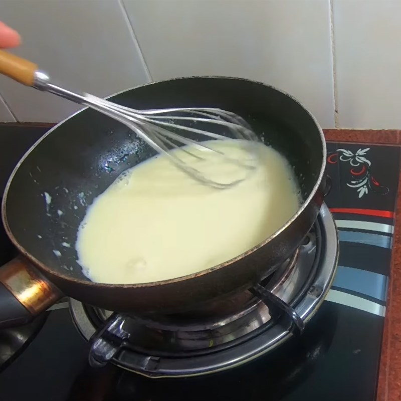 Bước 2 Đun sữa Bánh doremon nhân trứng sữa phô mai