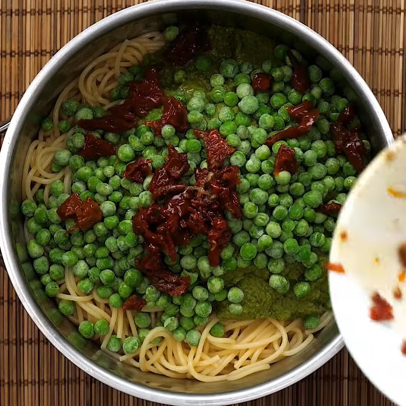 Bước 4 Hoàn thành Spaghetti sốt đậu hà lan