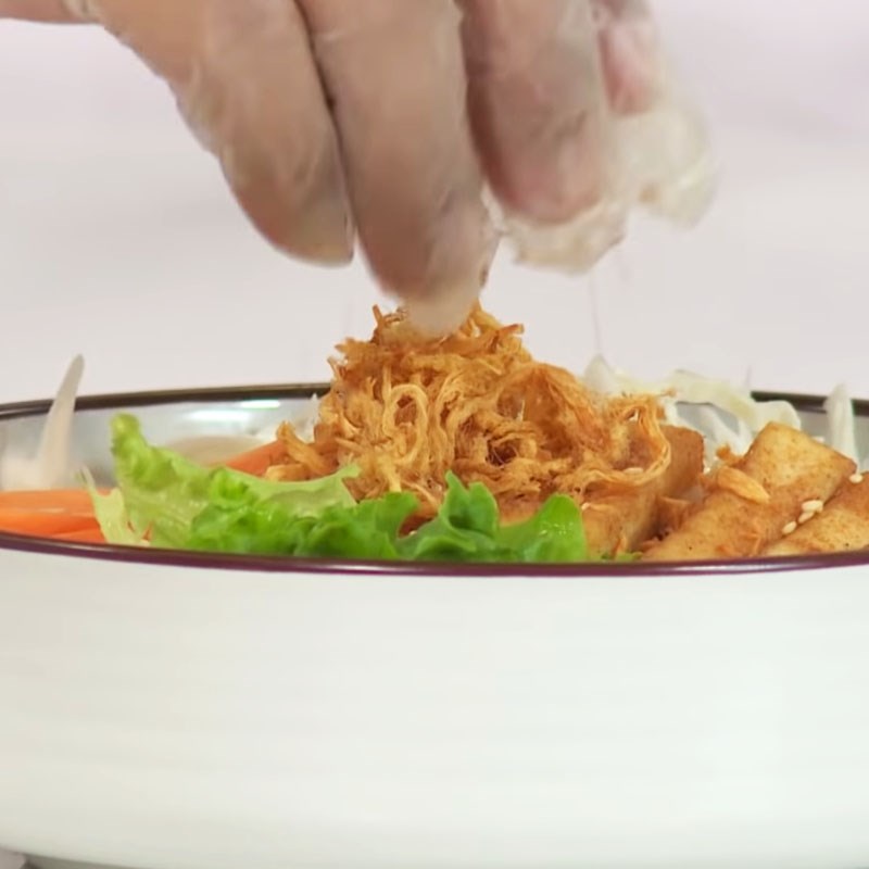 Bước 4 Hoàn thành món ăn Salad đậu hũ chiên