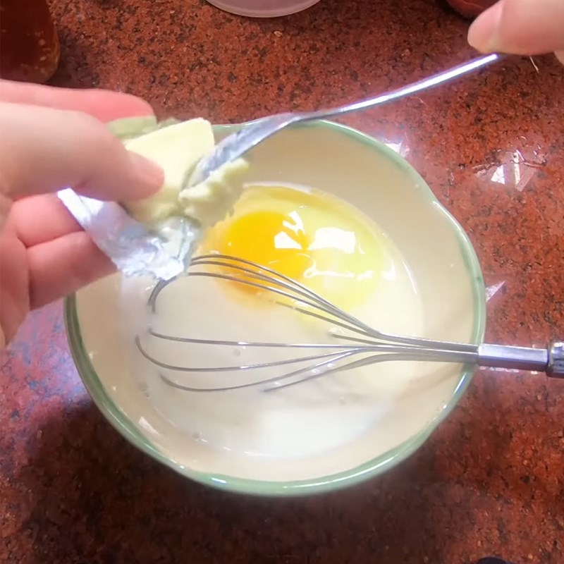 Bước 1 Khuấy hỗn hợp sữa Bánh doremon nhân trứng sữa phô mai