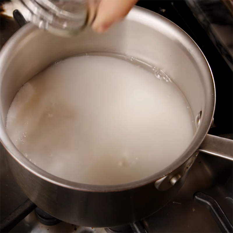 Bước 1 Làm hỗn hợp đường Táo độc bọc đường