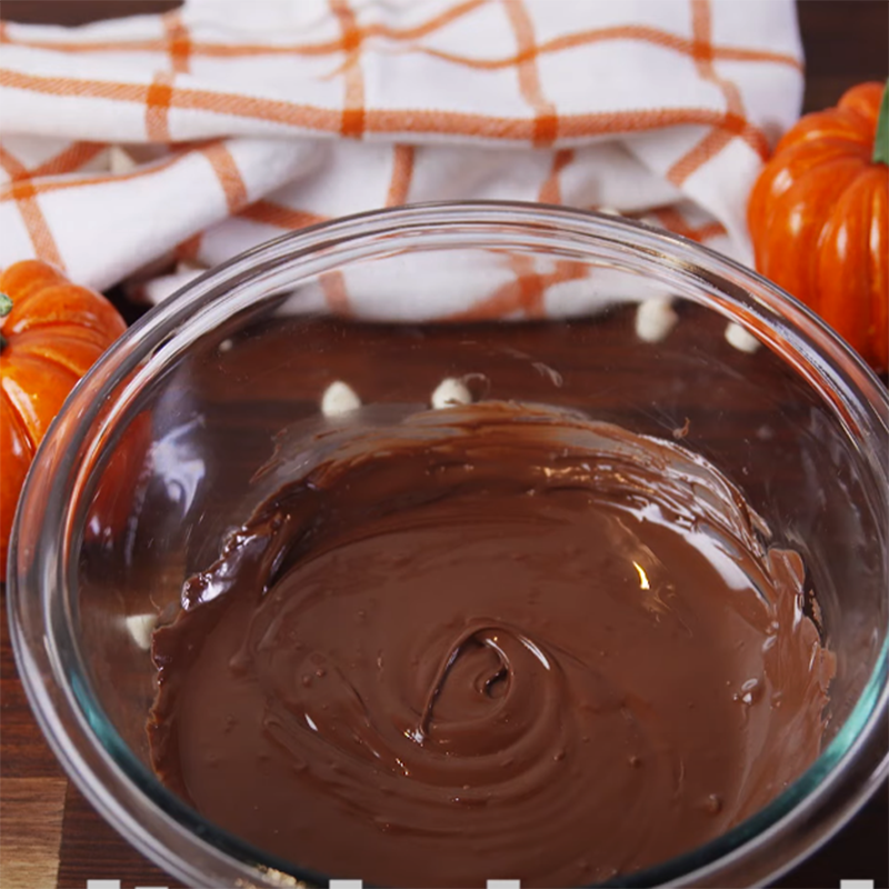 Bước 1 Làm hỗn hợp socola Dâu tây bóng ma bọc socola