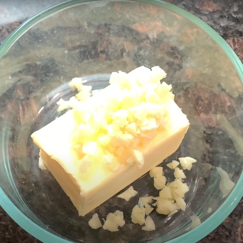 Bước 4 Làm nhân bơ tỏi Bánh mì bơ tỏi keto
