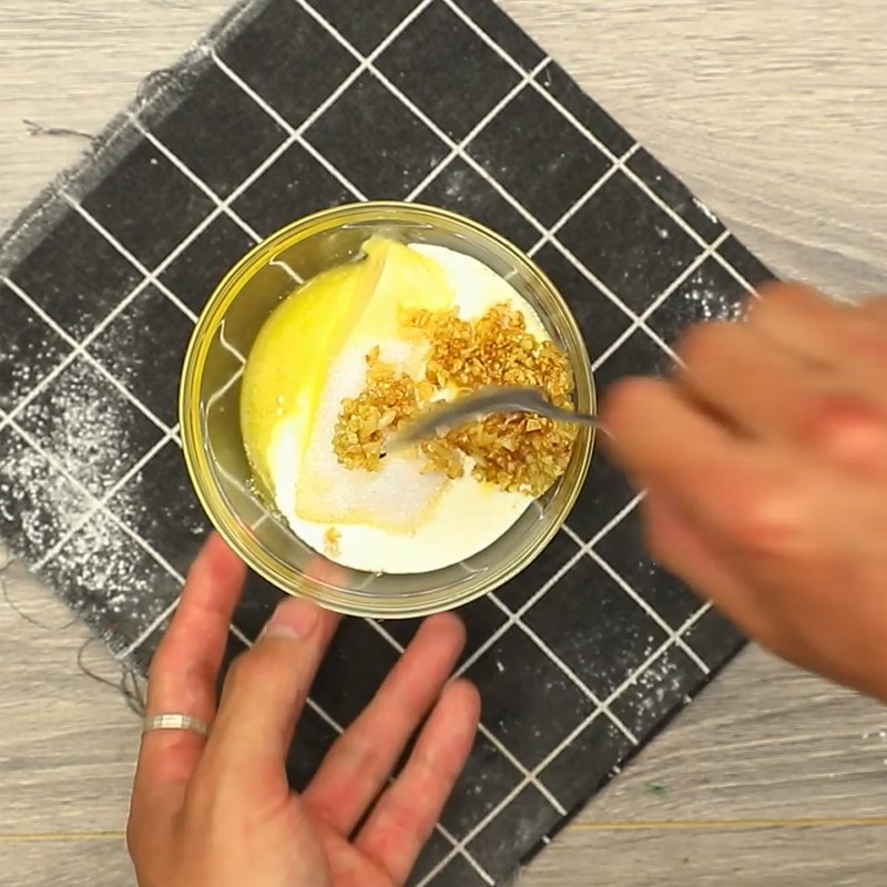 Bước 7 Làm sốt phô mai bơ tỏi Bánh bông lan cuôn phô mai bơ tỏi