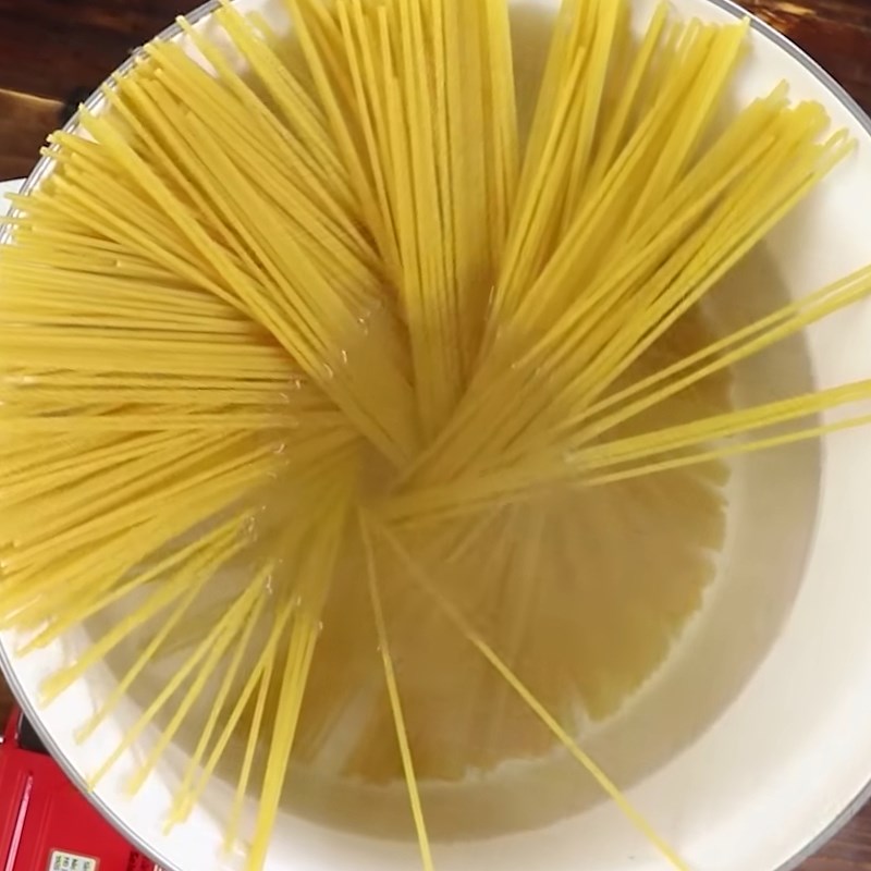 Bước 3 Luộc mì Spaghetti sốt đậu hà lan