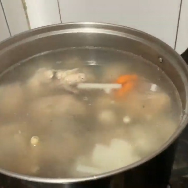 Bước 3 Nấu nước dùng Nui xương heo chân gà