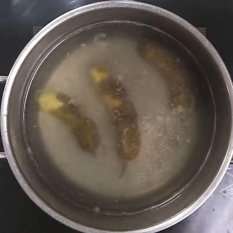 Bước 3 Nấu nước dùng Canh mực nấu chua cay