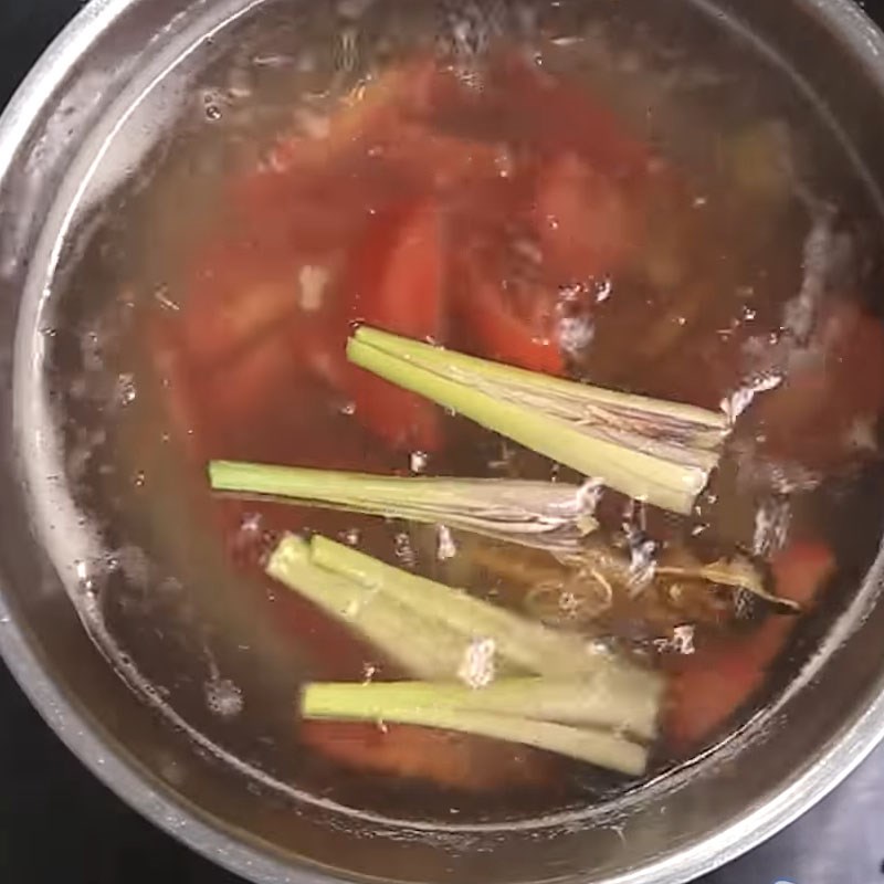 Bước 3 Nấu nước dùng Canh mực nấu chua cay