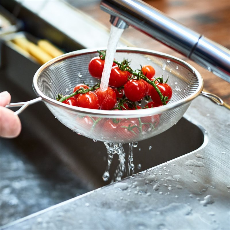 Bước 1 Sơ chế cà chua Pasta sốt pesto đơn giản