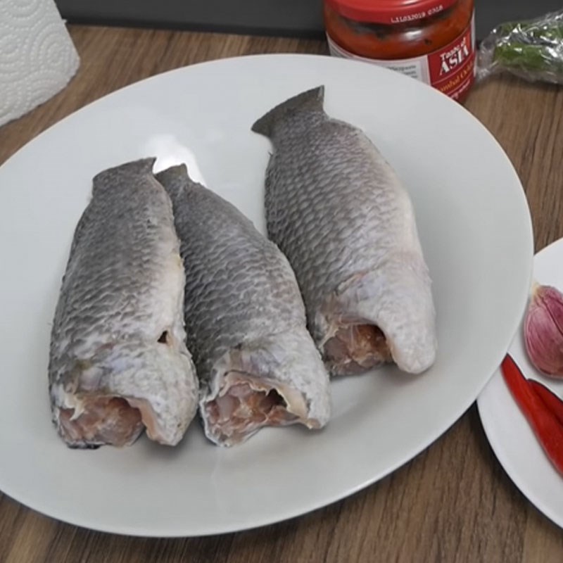Bước 1 Sơ chế cá rô Canh cá rô rau cải