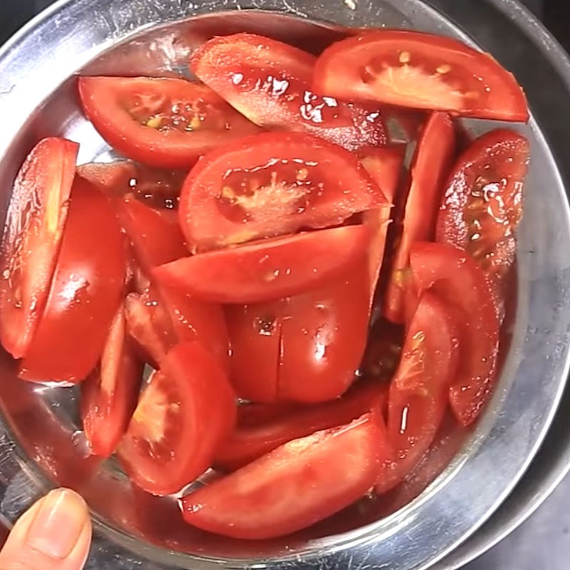 Bước 2 Sơ chế các nguyên liệu khác Canh mực nấu chua cay