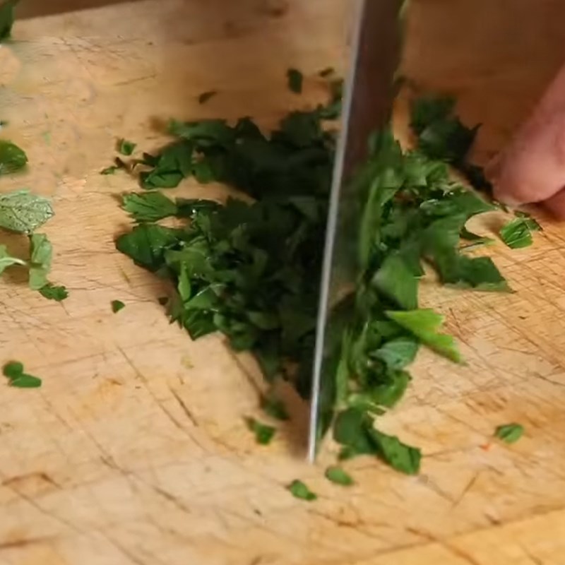 Bước 2 Sơ chế các rau củ khác Salad ớt chuông tôm