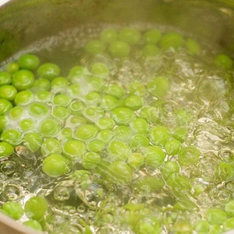 Bước 3 Sơ chế đậu hà lan Salad pesto khoai tây