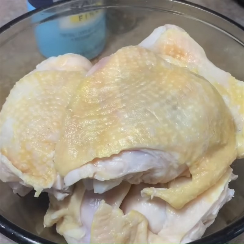 Bước 1 Sơ chế gà và nấu nước dùng Súp măng tây cua