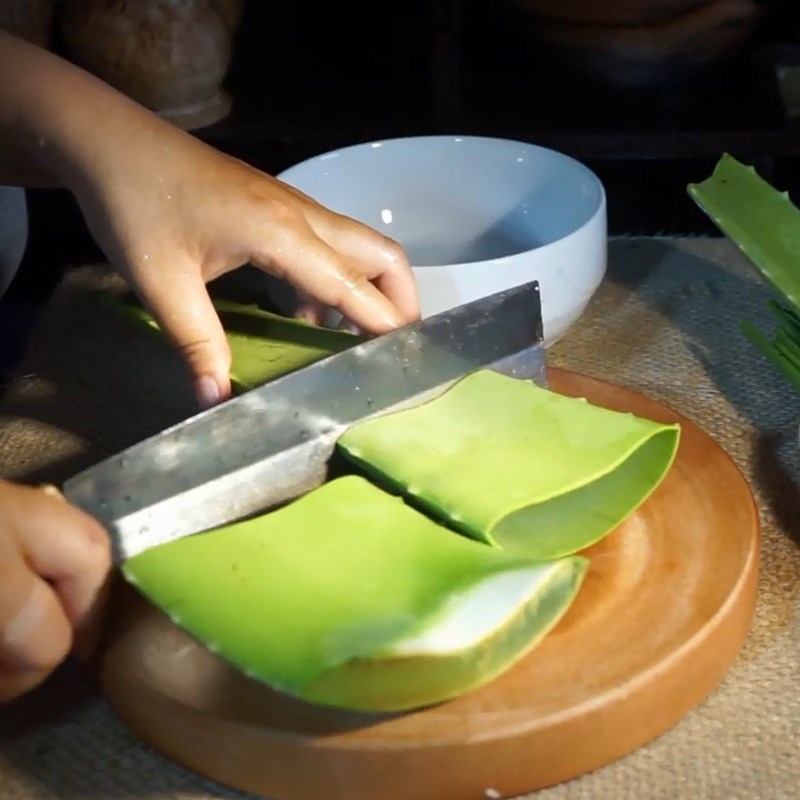 Bước 3 Sơ chế nha đam Canh nha đam nấu tôm