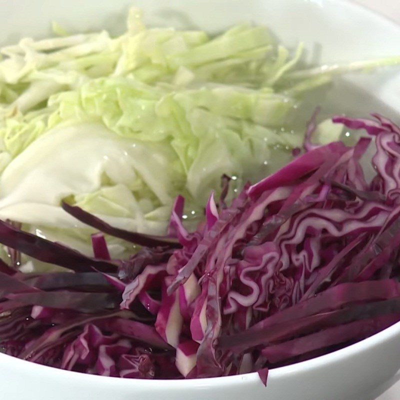 Bước 1 Sơ chế rau củ Salad rong nho cá hồi
