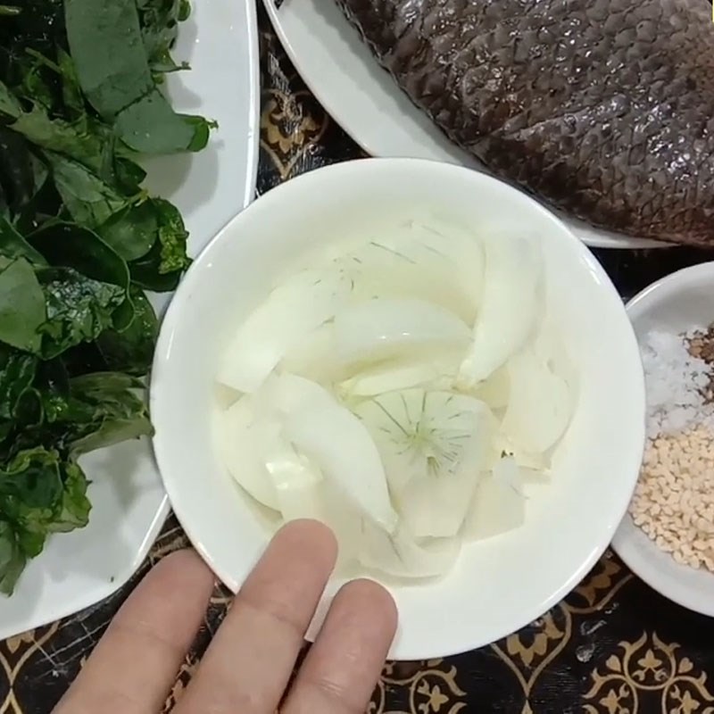 Bước 2 Sơ chế rau ngót và các nguyên liệu khác Canh cá rô rau ngót