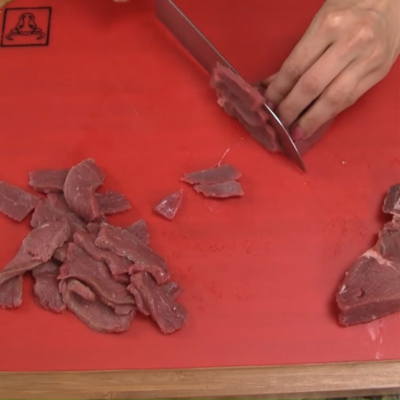 Bước 1 Sơ chế thịt bò Khoai tây xào thịt bò