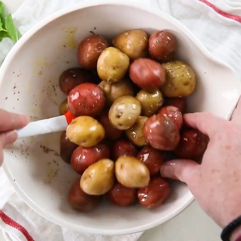 Bước 1 Sơ chế và ướp khoai tây Salad pesto khoai tây