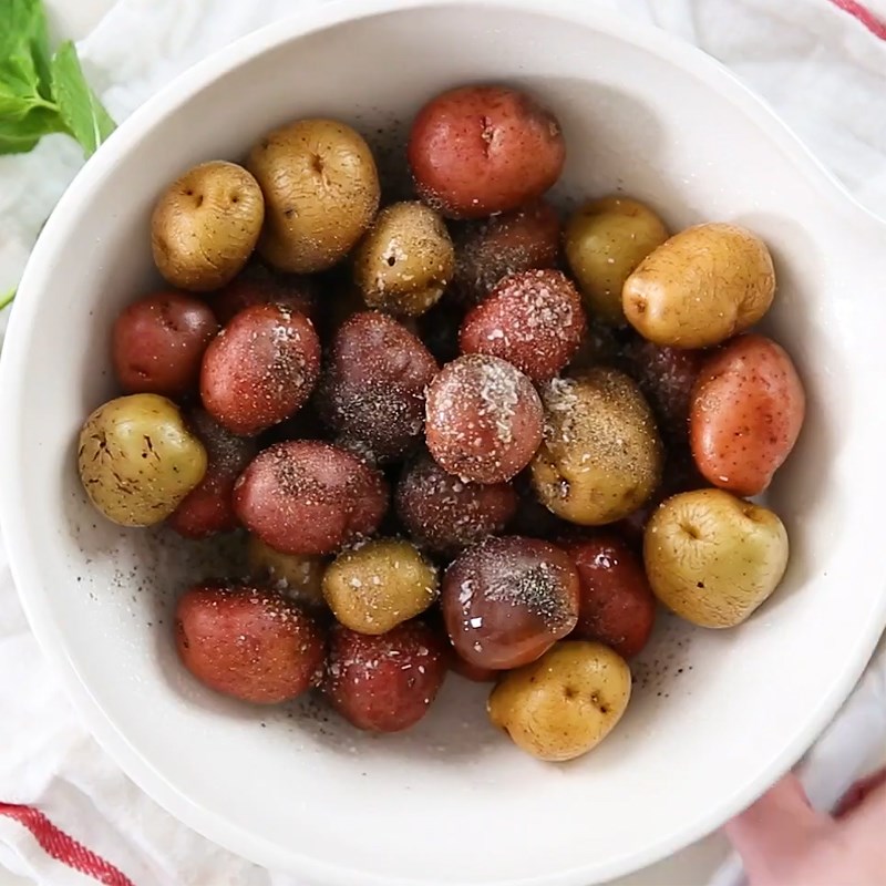 Bước 1 Sơ chế và ướp khoai tây Salad pesto khoai tây