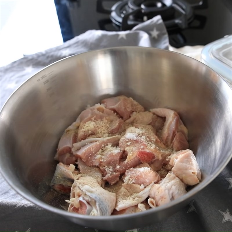 Bước 1 Sơ chế và ướp thịt gà Mì gà nấm