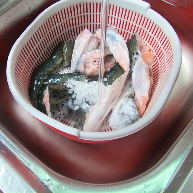 Bước 1 Sơ chế và ướp tôm cá Canh chua đầu cá hồi với tôm