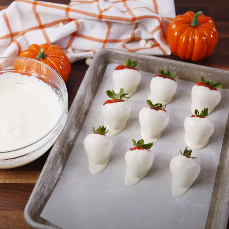 Bước 2 Tạo hình Dâu tây bóng ma bọc socola