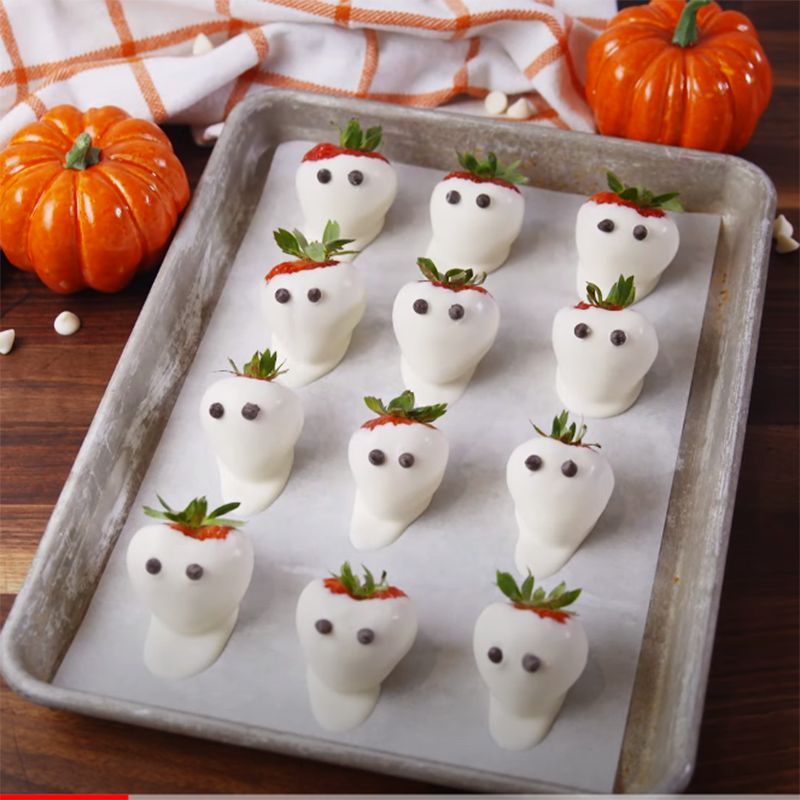 2 cách làm táo độc bọc đường, dâu tây bóng ma bọc socola Hallowwen