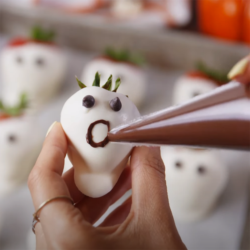 Bước 2 Tạo hình Dâu tây bóng ma bọc socola