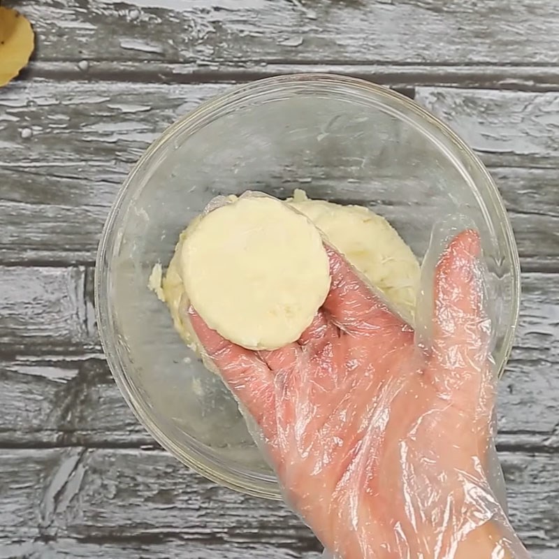 Bước 4 Tạo hình bánh Bánh sắn chiên cốt dừa