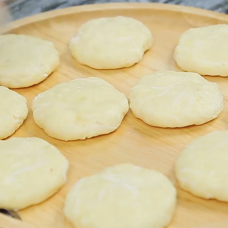 Bước 4 Tạo hình bánh Bánh sắn chiên cốt dừa