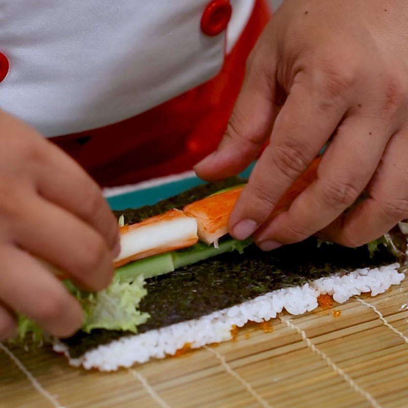 Bước 3 Tiến hành cuộn cơm Maki sushi