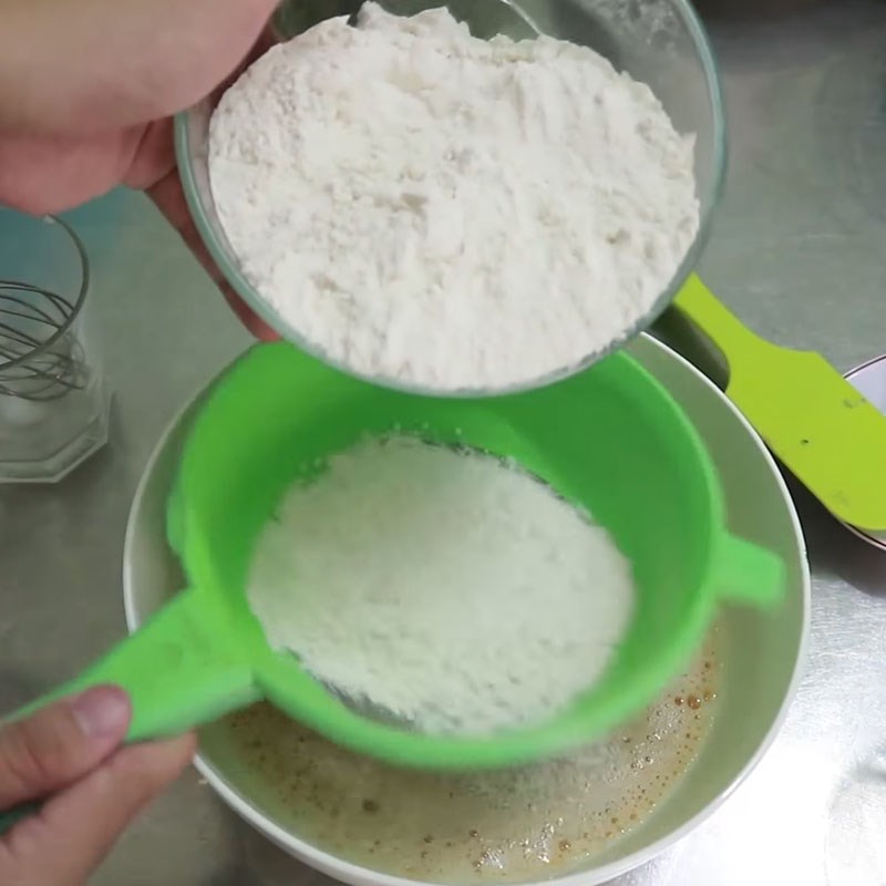 Bước 4 Trộn bột bánh Bánh rán doremon nhân socola