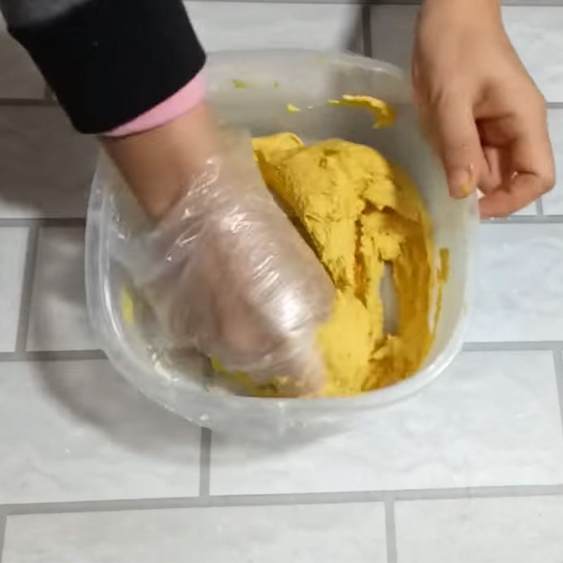Bước 2 Trộn bột bánh Bánh bí đỏ nhân đậu đỏ cuộn