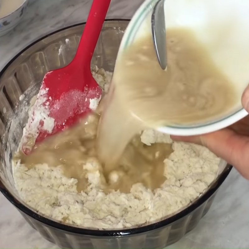 Bước 3 Trộn bột bánh Bánh bao lá dứa sữa dừa nhân khoai môn