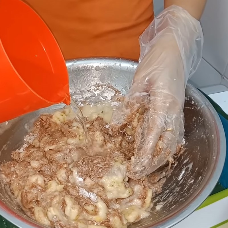 Bước 3 Trộn bột bánh Bánh chuối gạo lứt hấp