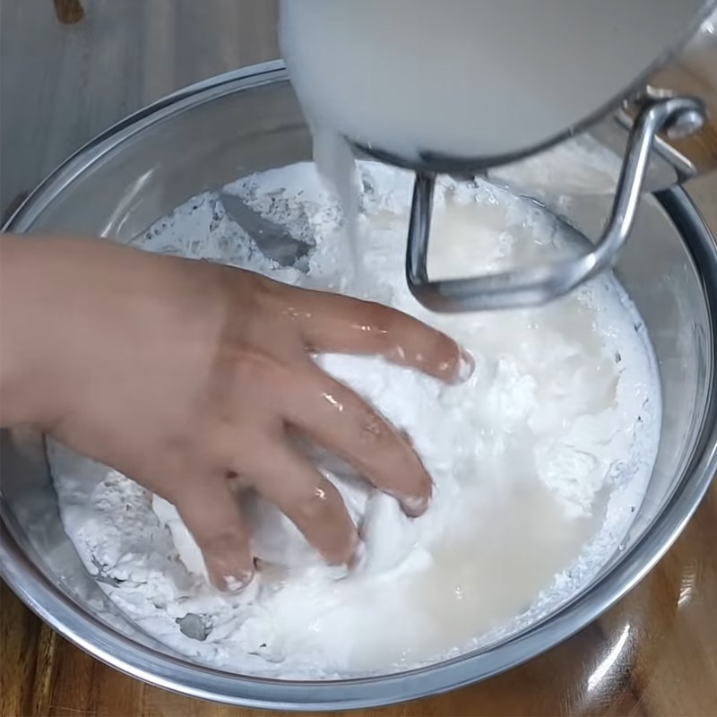Bước 3 Trộn bột bánh với nước cốt dừa Bánh bò hấp từ cơm rượu