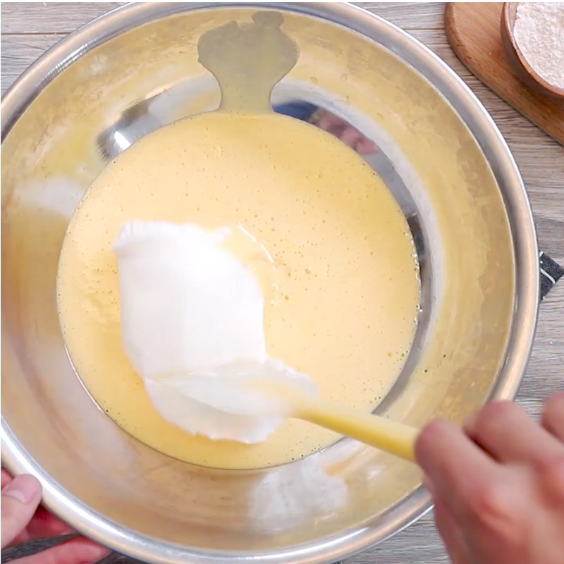 Bước 4 Trộn bột với lòng trắng trứng Bánh bông lan cuôn phô mai bơ tỏi