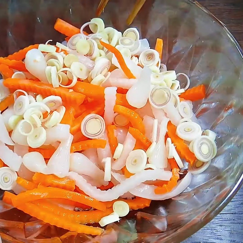 Bước 4 Trộn củ cải cà rốt và sả kiệu Gỏi mực sả kiệu