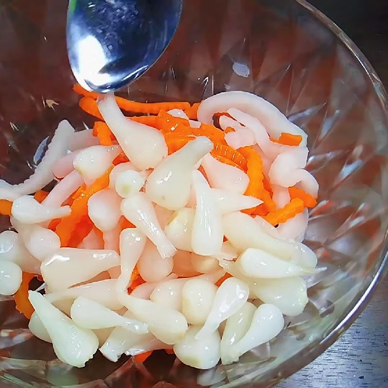 Bước 4 Trộn củ cải cà rốt và sả kiệu Gỏi mực sả kiệu